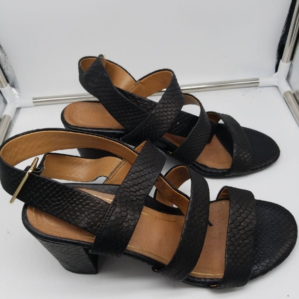 Vionic strappy  black heels size 9.5